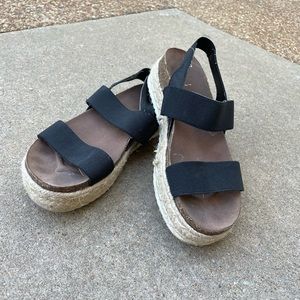 BLACK SANDALS